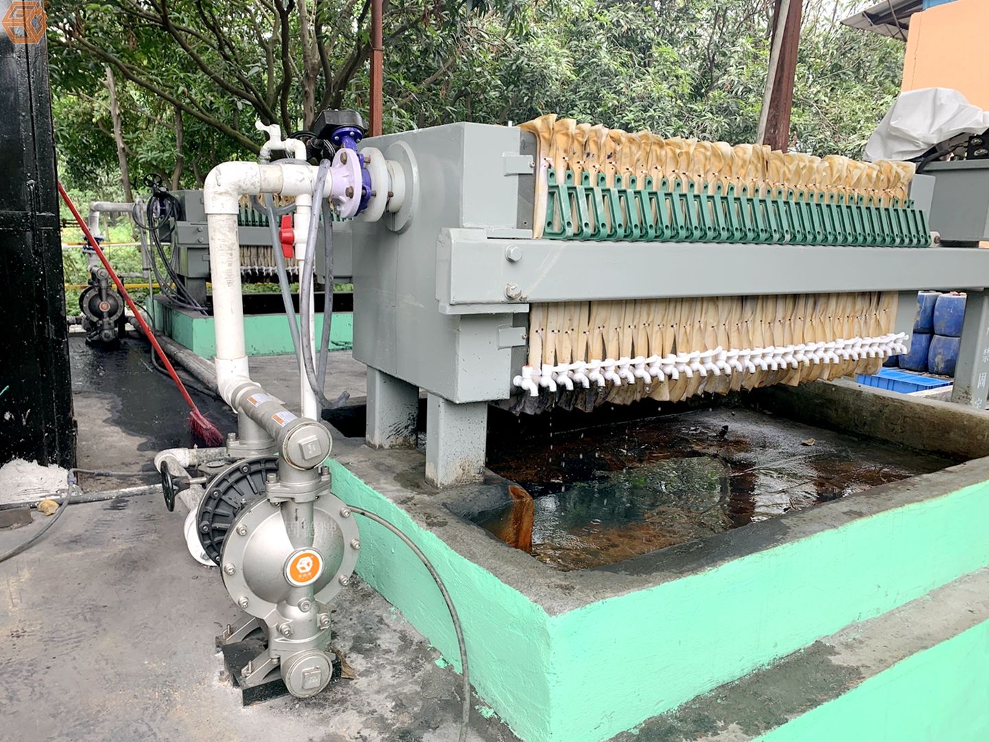 邊鋒隔膜泵配套壓濾機多行業(yè)應用場景