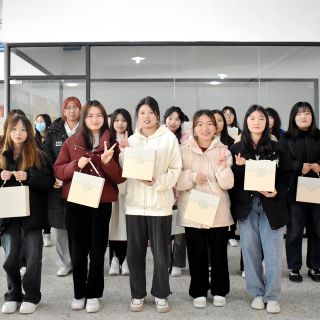 “送你一朵小紅花”！邊鋒開展婦女節福利贈送活動